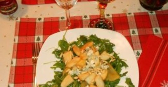 Салат из груши с рукколой и сыром Дор блю