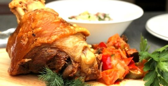 Запеченная свиная рулька с обжаренным картофелем и тушеной квашеной капустой