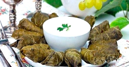 Долма из говядины с соусом мацони