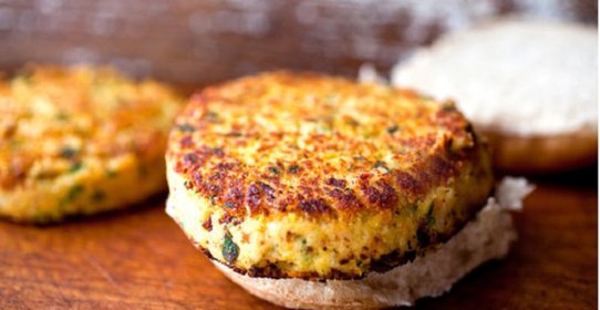 Бургеры с котлетами из белой фасоли