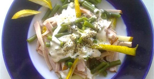 Салат из стручковой фасоли с грушами и карбонадом