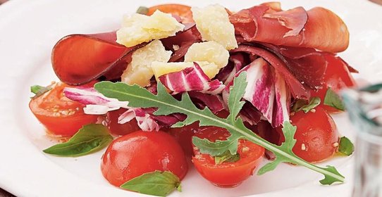 Салат из черри, радиккьо и брезаолы