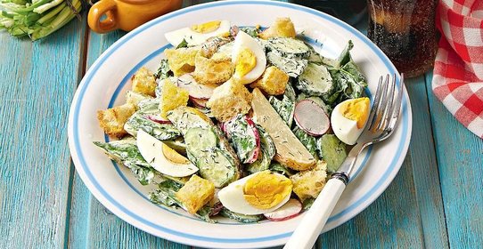 Большой зеленый салат с яйцами и гренками