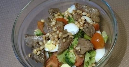 Тёплый салат с брокколи и куриной печенью