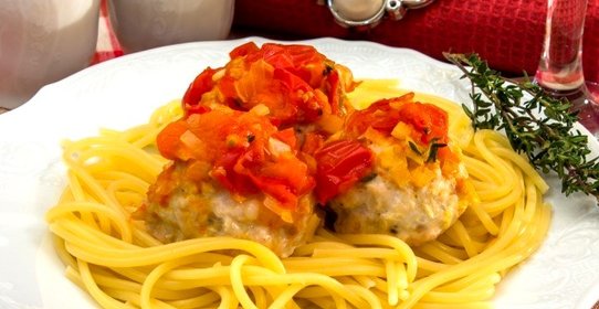 Тефтели с моцареллой в томатном соусе