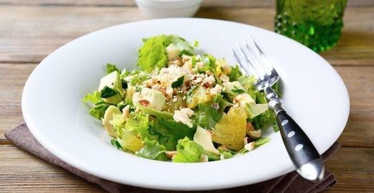 Салат из цитрусовых и авокадо с клубничной заправкой