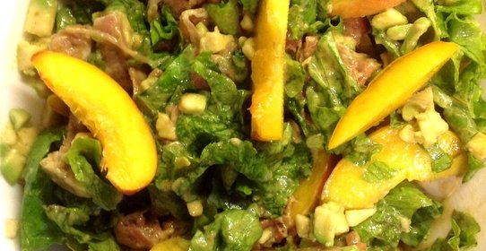 Салат с хамоном и персиком