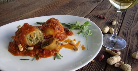 Кальмар, фаршированный сыром и арахисом, под соусом а-ля Маринара