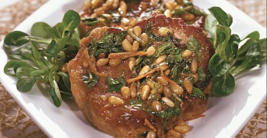 Свинина с кедровыми орешками