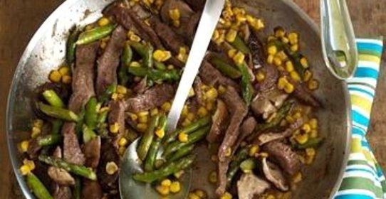Говядина с кукурузой и спаржей