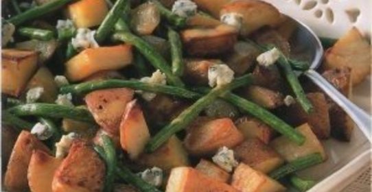 Салат из жареного картофеля, фасоли и сыра