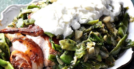 Борани из цыплят со стручками фасоли