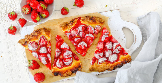 Песочный пирог с клубникой