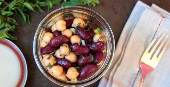 Салат из нута и фасоли