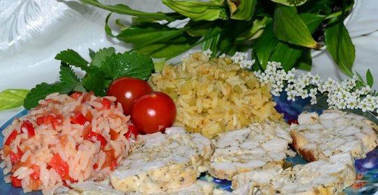 Куриный рулет с разноцветным рисом