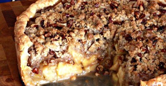 Пряный яблочный пирог с орехами