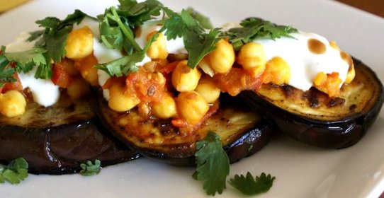 Жареные баклажаны и кабачки с бараньим горохом в лаваше