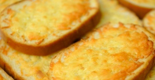 Гренки с чесноком и сыром в духовке