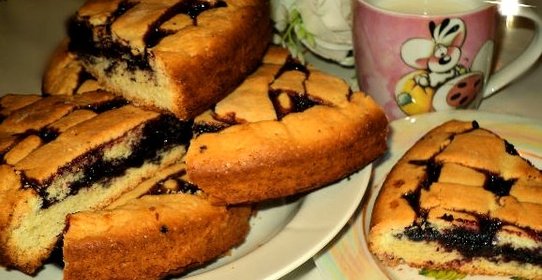 Пирог с черничным вареньем
