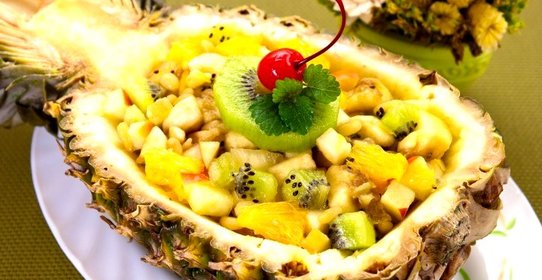 Фруктовый салат в ананасе