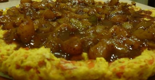 Морковный пирог с пряным грушевым соусом