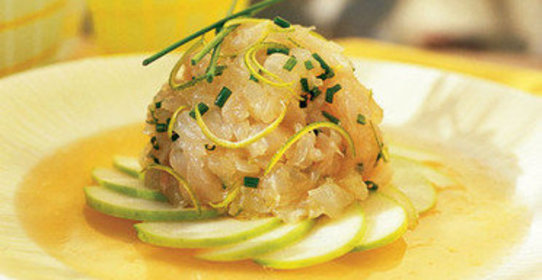 Дорада с яблоками на овощном желе