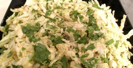 Салат из савойской капусты и рукколы