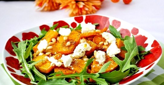 Теплый салат с тыквой, рукколой и кедровыми орешками