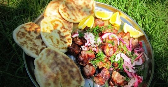 Шашлык с белым и красным соусом и домашними лепёшками