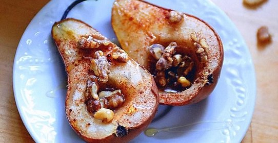 Запеченные груши с орехами и медом