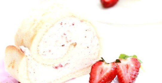 Бисквитный рулет с клубникой