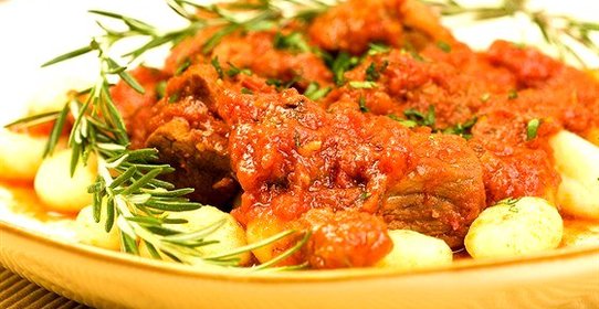 Картофельные ньокки с соусом из томатов и базилика