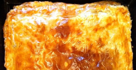 Пирог из слоеного теста с грибами и картошкой