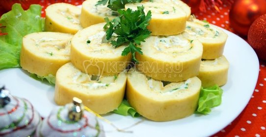 Рулет с луком и яйцом