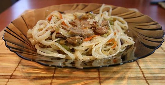 Говядина с рисовой лапшой