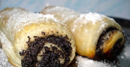 Маковый рулет из слоеного теста