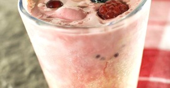 Йогуртовый шейк из трех фруктов