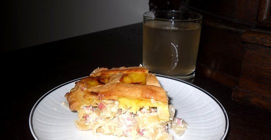 Пирог с луком и ветчиной