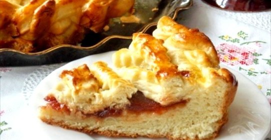 Сдобный дрожжевой пирог с повидлом