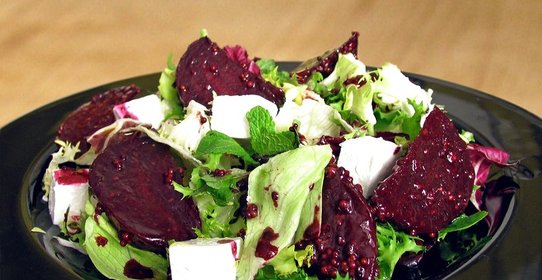 Салат из запеченной свеклы с сыром фета