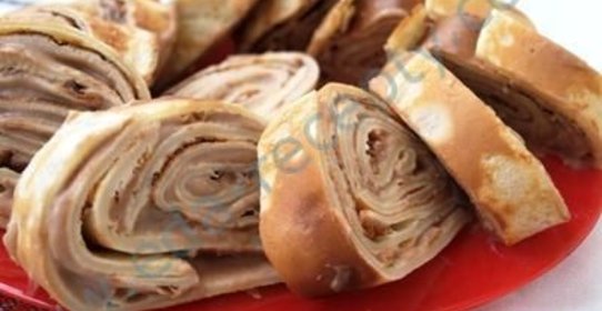 Блинный рулет с шоколадным кремом