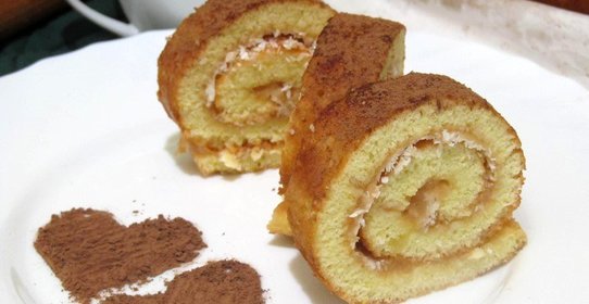 Рулет бисквитный с повидлом и кокосовой стружкой