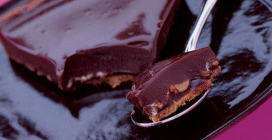 Шоколадный торт с арахисом