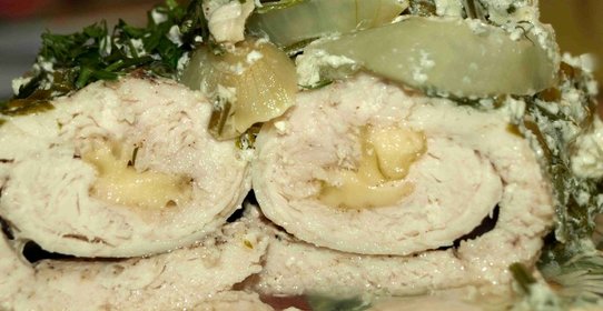 Куриные рулеты с сыром, запеченные с луком, зеленью и сливками