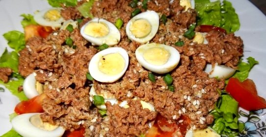 Салат с перепелиными яйцами и тунцом