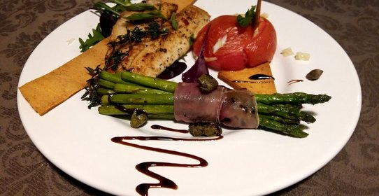 Филе сибаса со спаржей в беконе