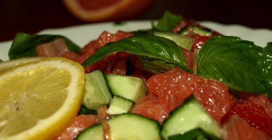Салат из шпината с семгой, грейпфрутом, огурцами