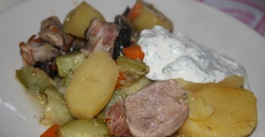 Жаркое со свининой, овощами и черносливом в беконе