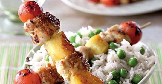 Шашлычки из индейки с ананасом в медово-чесночном маринаде