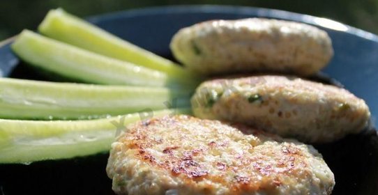 Куриные котлеты с киноа и яблоком